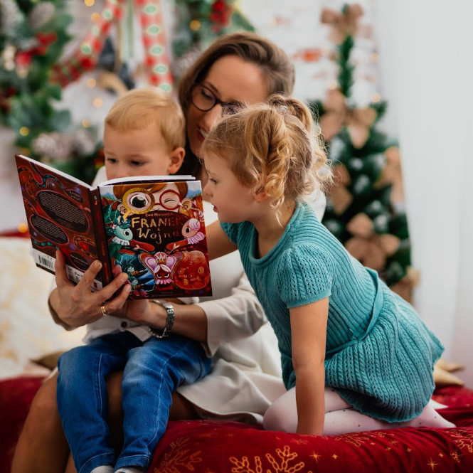 mama-z-dziećmy-czytają-książkę-dla-dzieci-franek-i-wojna